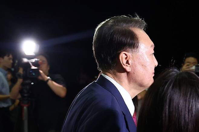 윤석열 전 대통령이 5일 내란 특검 2차 조사를 마치고 조은석 특별검사팀 사무실이 있는 서울 서초구 서울고검을 나서고 있다. 연합뉴스