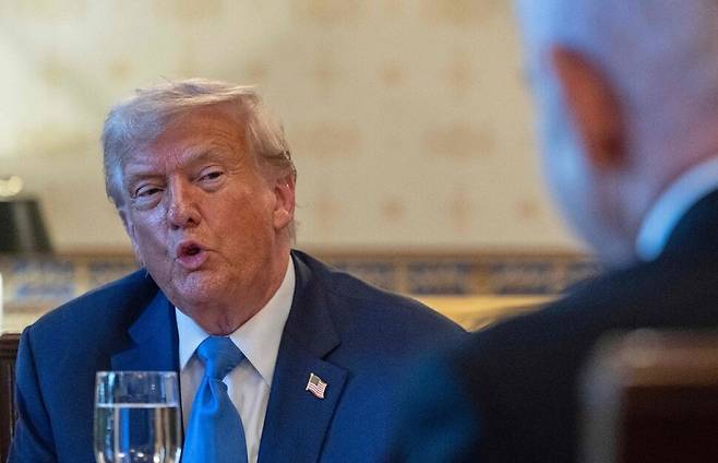 도널드 트럼프 미국 대통령이 7일(현지시각) 워싱턴 디시(D.C.) 백악관 블루룸에서 베냐민 네타냐후 이스라엘 총리와 회담을 가졌다. 워싱턴/AFP 연합뉴스