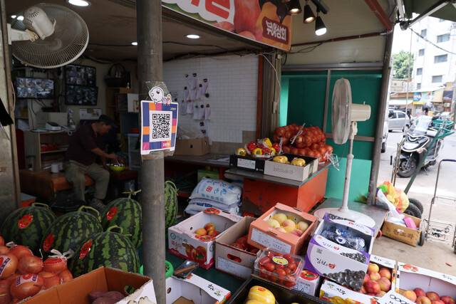 정부가 오는 21일부터 전 국민에게 1인당 최대 45만원의 ‘민생회복 소비쿠폰’을 지급한다. 소비쿠폰은 지급 시작일인 이달 21일부터 11월 30일까지 사용할 수 있으며 사용처는 전통시장, 동네마트, 음식점, 미용실, 안경점 등 일상 업종에서 대부분 사용할 수 있지만 백화점, 프랜차이즈 직영점 등에선 사용할 수 없다. 사진은 6일 서울 마포구 한 전통시장의 한산한 모습. 백소아 기자 thanks@hani.co.kr