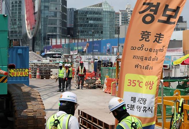 8일 폭염 경보가 발효 중인 서울 강남구 한 공사현장에 ‘체감온도 경보’ 안내문이 설치돼 있다. 관계자는 근로자들이 45분 작업, 15분 휴식을 하고 있다고 밝혔다. 연합뉴스