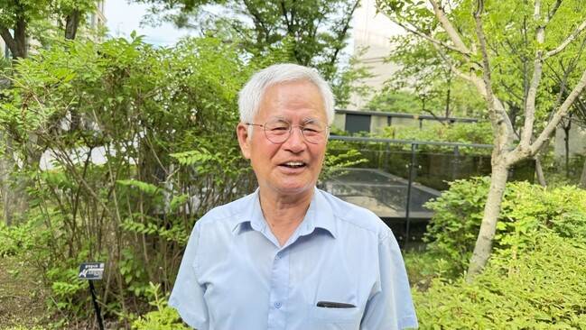 서중석 교수가 인터뷰 뒤 사진을 찍고 있다.                                     강성만 선임기자