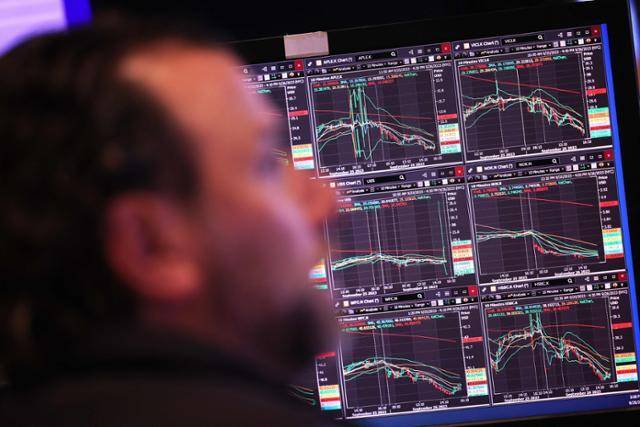 지난 26일 미국 뉴욕증권거래소(NYSE)에서 한 트레이더가 주가가 표시된 모니터를 응시하고 있다. 뉴욕=AFP 연합뉴스