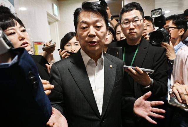 안철수 국민의힘 의원이 7일 국회에서 혁신위원장직을 사퇴하고 당대표 출마 선언을 한 뒤 취재진에게 사퇴 배경을 설명하고 있다. 고영권 기자