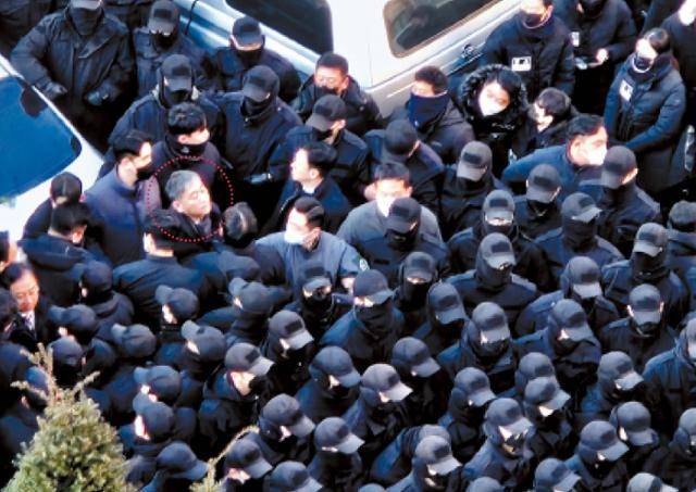 윤석열 전 대통령 체포영장 집행을 위해 이대환(붉은 점선) 고위공직자범죄수사처 부장검사와 수사관들이 1월 3일 서울 용산구 한남동 대통령 관저 검문소에 진입하자 육군 수도방위사령부 55경비단 병력이 수사관들을 둘러싸며 출입을 저지하고 있다. 뉴스1