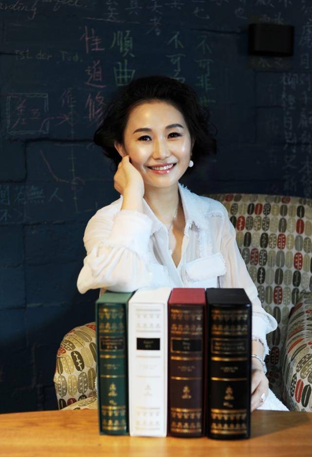 김정아 번역가가 10년 작업 끝에 단독 번역 출간한 도스토옙스키 4대 장편소설과 포즈를 취하고 있다. 지식을만드는지식 제공