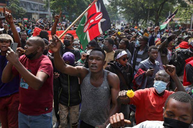 지난달 25일 케냐 나이로비에서 반정부 시위대가 행진하고 있다. 이날 시위는 지난해 증세 법안에 반대하며 시작된 대규모 반정부 시위의 1주년을 기념하기 위해 열렸으나, 시위가 격화하며 많은 사상자가 발생했다. 나이로비=AFP 연합뉴스
