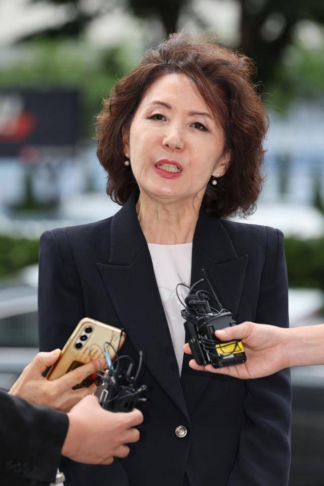 이진숙 교육부 장관 후보자가 지난달 30일 서울 여의도 한국교육시설안전원에 마련된 인사청문회 사무실로 출근하며 취재진의 질문에 답하고 있다. 뉴스1