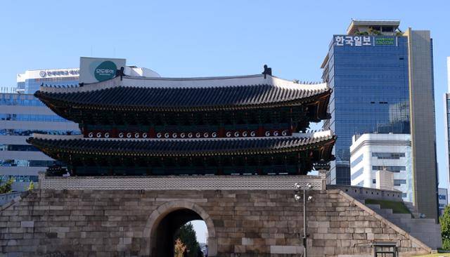 숭례문을 배경으로 촬영한 한국일보 서울 중구 사옥. 배우한 기자