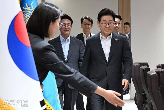 이재명 대통령이 8일 대통령실에서 열린 국무회의에 노타이 복장으로 입장하고 있다. 이날 이 대통령의 노타이 차림은 형식보다 실질을 중시하는 이 대통령의 의지가 반영됐다. 왕태석 선임기자