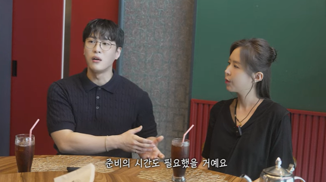 그룹 코요태 신지와 내년 결혼을 발표한 가수 문원을 향한 각종 의혹에 신지의 소속사 측이 입장을 밝혔다. 유튜브 채널 '어떠신지?!?' 캡처