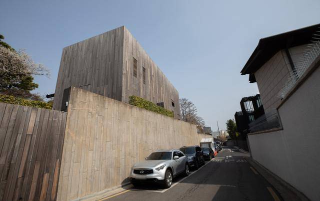 삼성 일가가 지난달 13일 228억 원에 매각한 서울 용산구 이태원 단독주택. 이 주택은 고(故) 이건희 회장이 2010년 계열사 새한미디어로부터 약 83억 원에 매입했다. 뉴스1