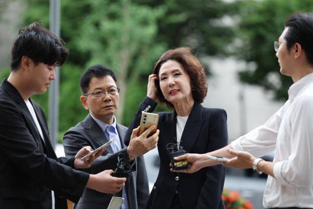 이진숙 사회부총리 겸 교육부 장관 후보자가 30일 오전 서울 여의도 한국교육시설안전원에 마련된 인사청문회 준비 사무실로 출근하던 중 취재진 질문에 답하고 있다. 뉴시스