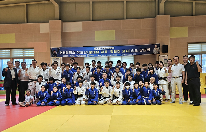 필룩스 유도단이 7일 강원도 춘천 부안초등학교 체육관을 찾아 재능기부 행사를 실시했다. &nbsp;KH 제공