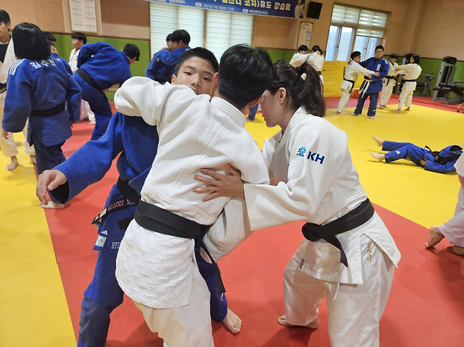 김잔디 필룩스유도단 트레이너가 유도 꿈나무들에게 실전에서 필요한 기술을 가르치고 있다. KH 제공