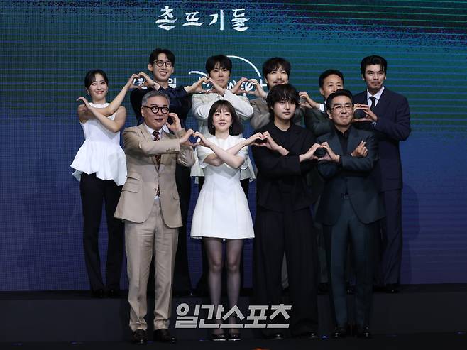 (앞줄 왼쪽부터)배우 김의성, 임수정, 양세종, 류승룡, (뒷줄 왼쪽부터)김민, 이상진, 정윤호, 이동휘, 김종수, 김성오가 8일 오전 서울 영등포구 콘래드호텔에서 열린 디즈니+ 오리지널 시리즈 '파인: 촌뜨기들' 제작발표회에 참석해 포토타임을 갖고 있다. 서병수 기자 qudtn@edaily.co.kr /2025.07.08/
