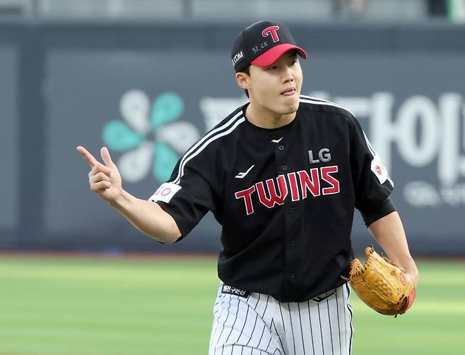 26일 오후 수원 KT위즈파크에서 열린 2025 프로야구 LG와 KT 경기. LG 선발 임찬규가 1회 KT 장성우를 병살아웃시키고 기뻐하고 있다. 수원=정시종 기자 capa@edaily.co.kr /2025.06.26.