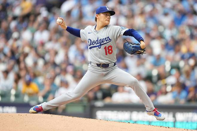 <yonhap photo-2122=""> MILWAUKEE, WISCONSIN - JULY 07: Yoshinobu Yamamoto #18 of the Los Angeles Dodgers pitches against the Milwaukee Brewers during the first inning at American Family Field on July 07, 2025 in Milwaukee, Wisconsin. Patrick McDermott/Getty Images/AFP (Photo by Patrick McDermott / GETTY IMAGES NORTH AMERICA / Getty Images via AFP)/2025-07-08 09:49:02/ <저작권자 ⓒ 1980-2025 ㈜연합뉴스. 무단 전재 재배포 금지, AI 학습 및 활용 금지></yonhap>