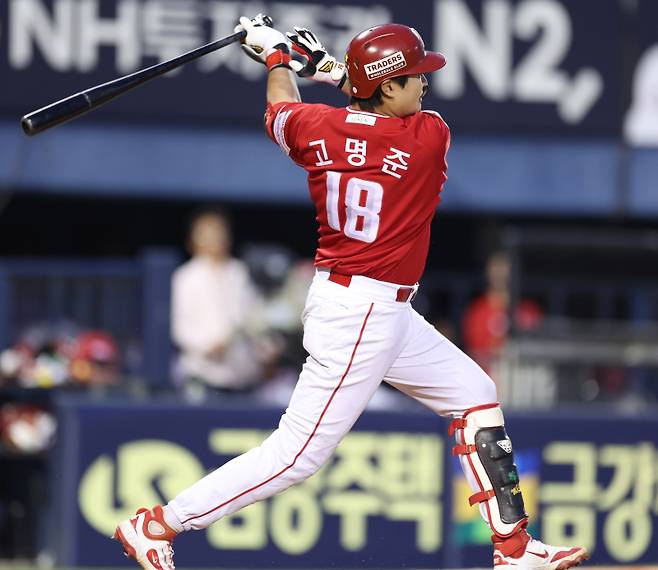 <yonhap photo-6973="">11일 서울 잠실야구장에서 열린 프로야구 2025 신한 SOL 뱅크 KBO리그 SSG 랜더스와 LG 트윈스의 경기. 5회초 2사 만루 SSG 고명준이 역전 2타점 2루타를 쳐내고 있다. 2025.6.11 [연합뉴스]</yonhap>