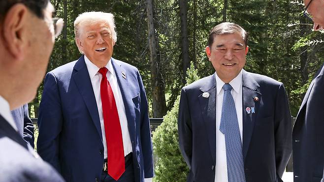도널드 트럼프 미국 대통령과 이시바 시게루 일본 총리 2025.6.17 [연합뉴스/일본 내각 홍보실 제공]