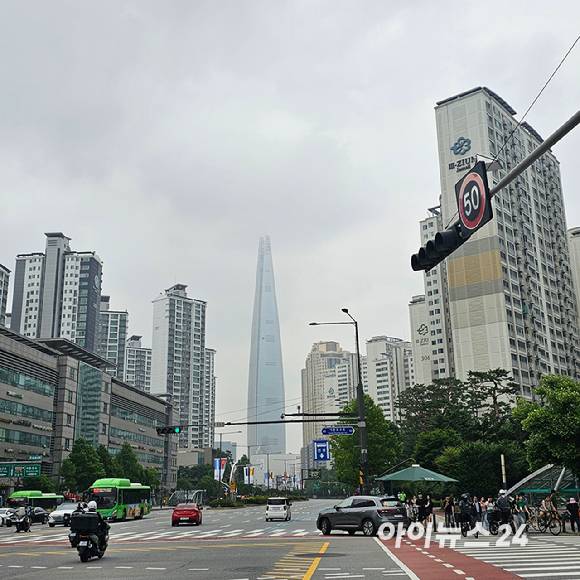27일 정부가 발표한 '가계부채 관리 방안' 발표 직후 기자가 찾아간 서울 송파구 잠실동 아파트 전경. 2025.06.27 [사진=이효정 기자 ]