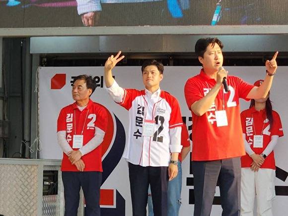 우재준 의원(오른쪽)이 김용태 전 비대위원장과 이만규 대구시의회 의장과 함께 김문수 대선후보 지지를 외치고 있다 [사진=우재준 페이스북 캡처]