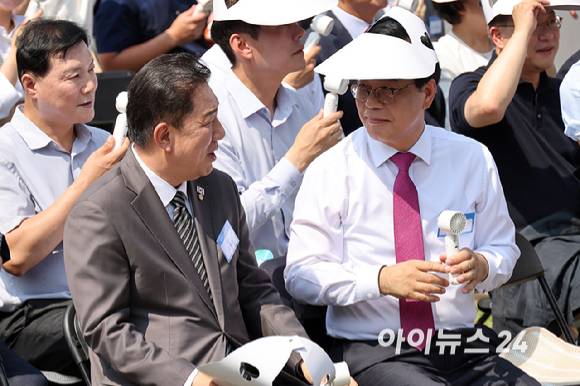 8일 서울 여의도 국회 사랑재에서 열린 K-바캉스 캠페인 "K-관광 올여름은 국내로 !"에 참석한 더불어민주당 김병기 당대표 직무대행 겸 원내대표와 국민의힘 송언석 비상대책위원장 겸 원내대표가 대화를 하고 있다. [사진=곽영래 기자]