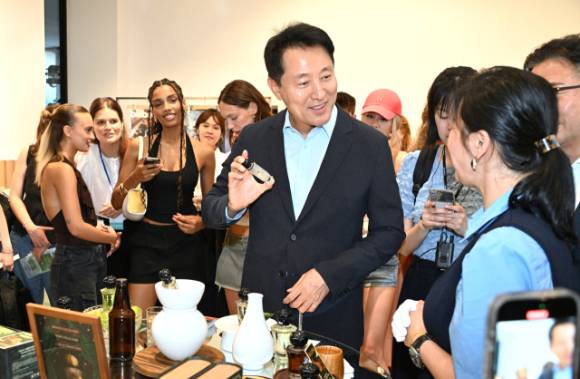 오세훈 서울시장이 4일(현지시간) 밀라노 대표 편집숍 ‘10 꼬르소 꼬모(10 Corso Como)’에 자리한 '팝업 전시장(K-Vibe from Seoul)’에서 현지인에게 서울의 뷰티와 패션을 알리고 있다. [사진=서울시청]