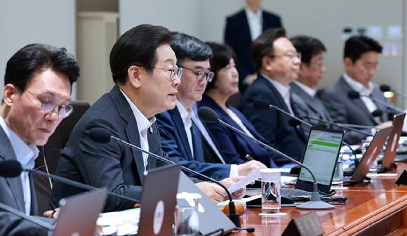 이재명 대통령이 8일 용산 대통령실에서 국무회의를 주재하고 있다. 2025.7.8 [대통령실통신사진기자단] [사진=연합뉴스]