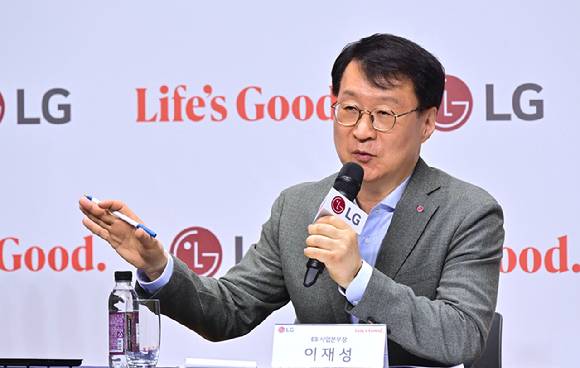 LG전자 ES사업본부장 이재성 부사장이 8일 마곡 LG사이언스파크에서 열린 기자간담회에서 HVAC(냉난방공조) 사업 전략방향과 AI 데이터센터향 솔루션 등을 소개하고 있다. [사진=LG전자]