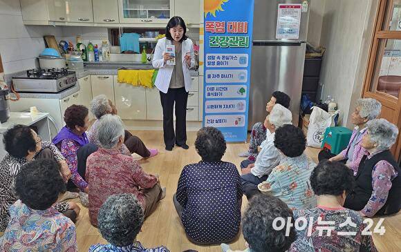 경주시 보건소 관계자가 마을회관을 찾아 어르신들에게 폭염 대비 건강관리 요령을 설명하고 있다. [사진=경주시청]