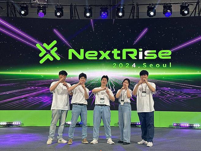 스타트업 전시회 ‘넥스트라이즈’에 참여한 R2C컴퍼니 임직원들 / 출처=R2C컴퍼니