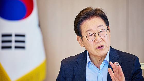 이재명 대통령이 7일 낮 서울 용산 대통령실에서 김민석 국무총리와 주례 보고 회동을 하고 있다. 대통령실