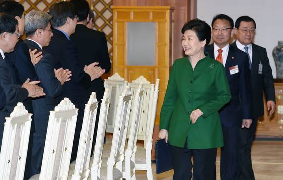 박근혜 전 대통령이 2016년 3월 8일 청와대에서 열린 '서비스산업 관계자 간담회'에 유일호 전 부총리 겸 기재부 장관과 입장하고 있다. 청와대사진기자단