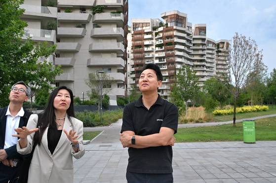 서울시는 오세훈 서울시장이 지난 4일~5일(현지시간) 밀라노의 도심 디자인 혁신 현장을 찾아 '디자인 서울'의 가치를 높일 방안을 찾고, 세계 디자인 수도 서울의 역할과 미래 발전 전략을 전파했다고 7일 밝혔다.  [사진 서울시]