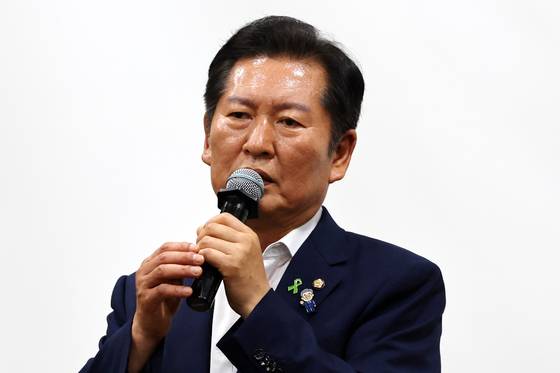 더불어민주당 대표 선거에 출마한 정청래 의원이 지난 6일 오후 광주 서구 김대중컨벤션 센터에서 열린 '국민이 지키는 나라' 북콘서트에서 발언하고 있다. 연합뉴스