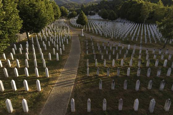 보스니아 스레브레니차에 있는 대학살 추모 시설. AP=연합뉴스