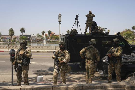 7일 로스앤젤레스 맥아더 공원에 배치된 연방요원들. AP=연합뉴스