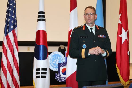 데릭 매콜리 유엔사 부사령관, 캐나다육군 중장)이 8일 오전 경기 평택시 캠프험프리스 유엔사 본청에서 열린 창립 기념행사에서 취재진의 질문에 답하고 있다. 뉴스1