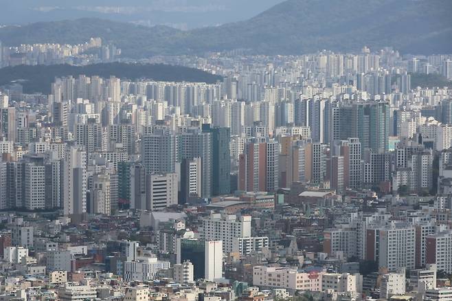 서울 남산에서 바라본 시내 아파트 단지. 2024.10.23   사진=연합뉴스
