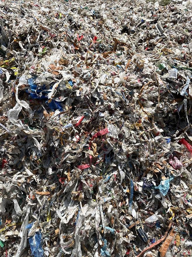 지난 4월25일(현지시간) 인도네시아 자와티무르주 도시 말랑의 감핑안 마을에 종이와 플라스틱 등이 뒤섞인 쓰레기가 쌓여있다. 유혜민 감독 제공