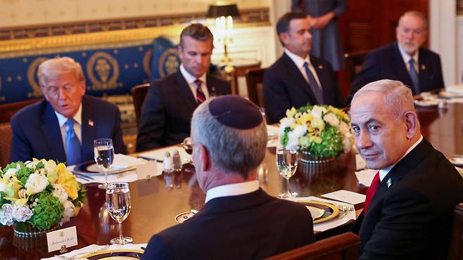 베냐민 네타냐후 이스라엘 총리(오른쪽)가 7일(현지시간) 미국 워싱턴DC 백악관에서 열린 도널드 트럼프 미국 대통령과의 만찬에 참석했다. 로이터연합뉴스