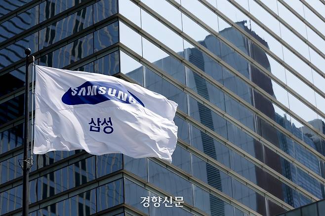 삼성전자가 올해 2분기 영업이익이 4조6000억원으로 지난해 동기보다 55.94%감소했다고 8일 공시했다. 사진은 이날 서울 삼성전자 서초사옥 모습.  문재원 기자