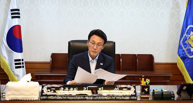 김민석 국무총리가 8일 정부서울청사 집무실에서 업무를 보고 있다.  청사사진기자단