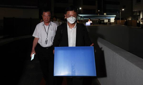 윤석열 전 대통령 배우자 김건희 여사를 둘러싼 각종 의혹을 수사하는 민중기 특별검사팀이 3일 서울 종로구 삼부토건이 입주한 빌딩에서 압수수색을 마친 뒤 압수품을 들고 이동하고 있다. 연합뉴스