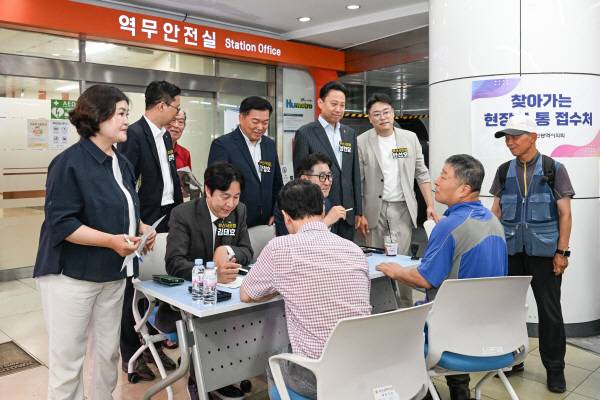 부산시의회 정책협의회가 8일 도시철도 1호선 서면역에서 찾아가는 현장 소통실을 운영했다. 부산시의회 제공