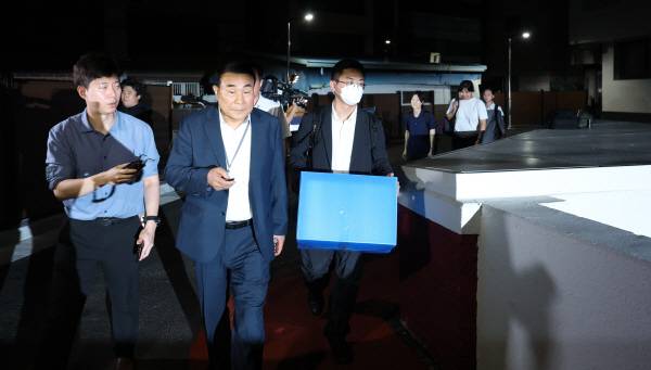 윤석열 전 대통령 배우자 김건희 여사를 둘러싼 각종 의혹을 수사하는 민중기 특별검사팀이 3일 서울 종로구 삼부토건이 입주한 빌딩에서 압수수색을 마친 뒤 압수품을 들고 이동하고 있다. 연합뉴스