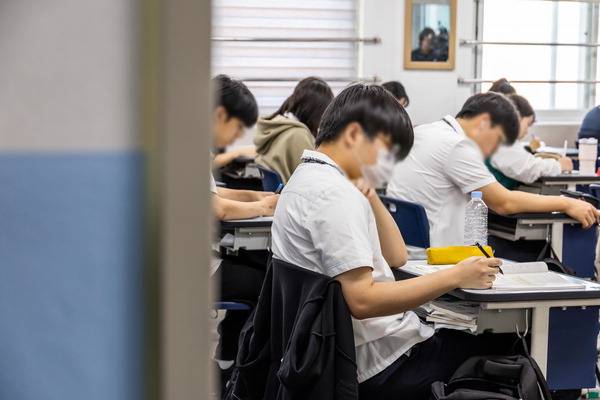 지난달 4일 치러진 2026학년도 대학수학능력시험 6월 모의평가일에 서울 한 고등학교 학생들이 시험 준비를 하고 있다. 연합뉴스