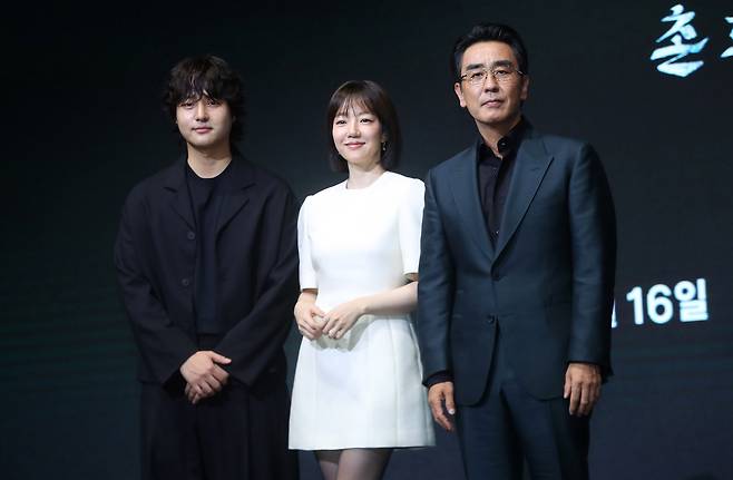 (From left) Yang Se-jong, Lim Soo-jung and Ryu Seung-ryong pose for a photo during a press conference held in Yeouido, Seoul, Tuesday. (Newsis)