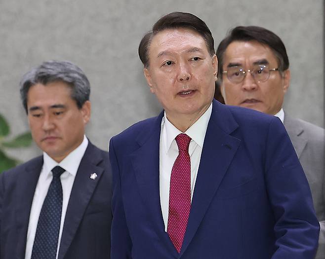 Former President Yoon Suk Yeol leaves the Seoul High Prosecutors’ Office building in southern Seoul on July 5 after undergoing a second round of questioning by the special counsel team investigating insurrection allegations. [YONHAP]