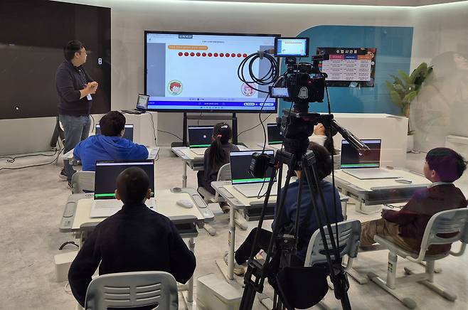 A demonstration of an AI digital textbook (AIDT) math class for third-grade elementary students takes place at Kintex in Ilsan, Gyeonggi, in December 2024. [JOONGANG ILBO]